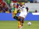 Joel Latibeaudiere (i), defensor de Jamaica, en acción contra el delantero venezolano José Salomon Rondon (d) en la Copa América 2024. EFE/EPA/ADAM DAVIS