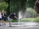 Un hombre se refresca en una fuente de Mérida este viernes .EFE/ Jero Morales