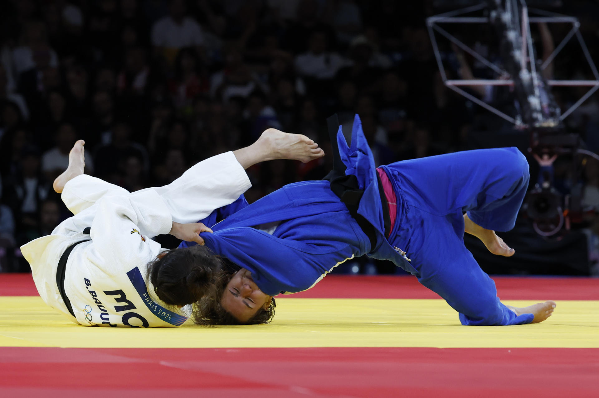 La judoca de Mongolia Baasankhuu (blanco) compite ante la española Laura Martínez Abelenda durante la semifinal de Judo 48 kg Femenino de los Juegos Olímpicos de París 2024 este sábado, en la capital francesa. EFE/ Chema Moya
