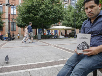 El escritor peruano Diego Trelles Paz posa con un ejemplar de su novela "La lealtad de los caníbales", que ha presentado este domingo en la Semana Negra de Gijón. EFE/Juan González.