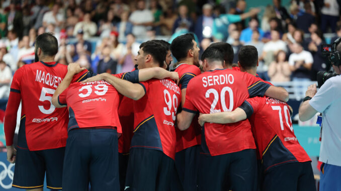 La selección española de balonmano celebra su victoria al finalizar el partido de balonmano entre España y Eslovenia en la fase preliminar de los Juegos Olímpicos París 2024, en París, Francia. EFE/ Miguel Gutiérrez
