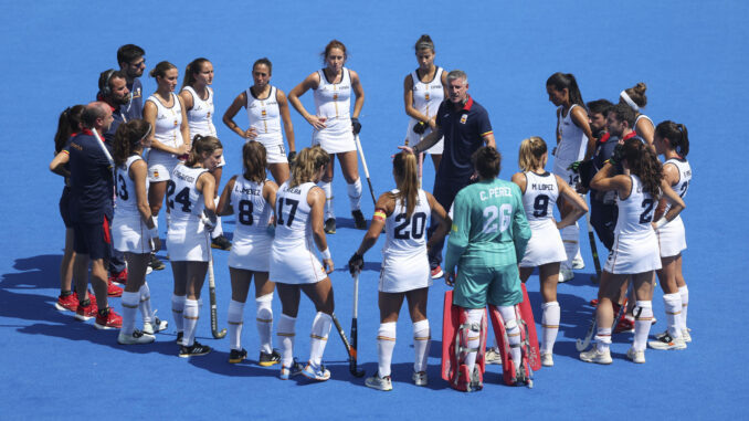 El seleccionador español de hockey femenino, Carlos García Cuenca (c-d), se dirige a sus jugadoras durante un descanso del partido contra Estados Unidos. EFE/ Sashenka Gutiérrez
