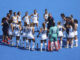 El seleccionador español de hockey femenino, Carlos García Cuenca (c-d), se dirige a sus jugadoras durante un descanso del partido contra Estados Unidos. EFE/ Sashenka Gutiérrez