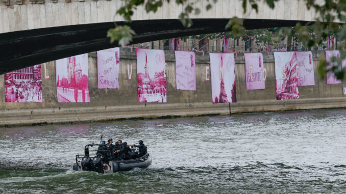 Fuerzas de seguridad patrullan a lo largo del río Sena antes del inicio de la ceremonia de inauguración de los Juegos Olímpicos de París 2024, este viernes en la capital francesa. EFE/Julio Muñoz
