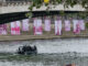 Fuerzas de seguridad patrullan a lo largo del río Sena antes del inicio de la ceremonia de inauguración de los Juegos Olímpicos de París 2024, este viernes en la capital francesa. EFE/Julio Muñoz