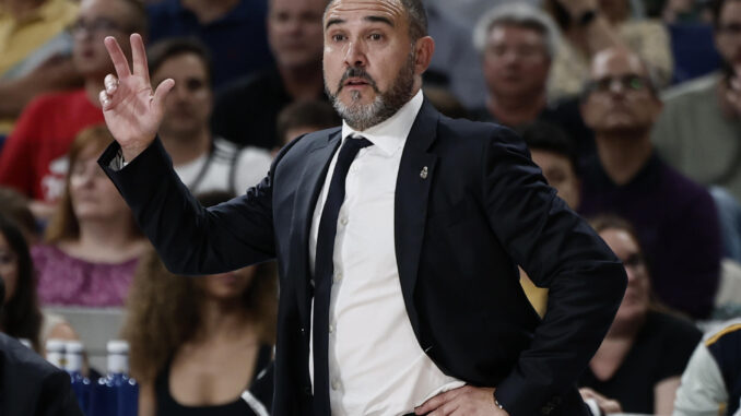 El entrenador del Real Madrid, Chus Mateo, en una imagen de archivo. EFE/Sergio Pérez
