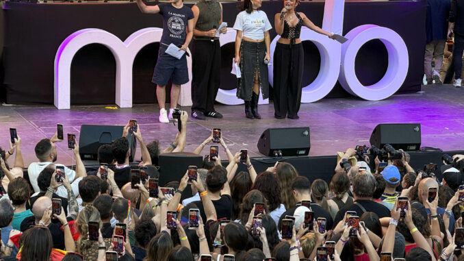 Los cantantes Juanjo (2i), Martín (i), Violeta (d) y Chiara (2d), de OT 2023, durante el pregón de las Fiestas del Orgullo LGTBIQ+, este miércoles en la plaza Pedro Zerolo de Madrid. EFE/ Nahia Peciña
