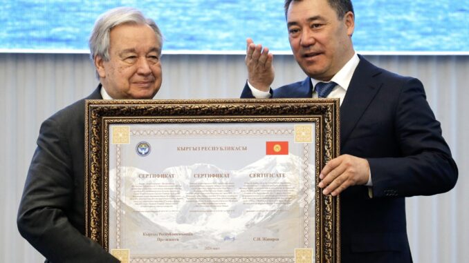 El secretario general de las Naciones Unidas, António Guterres (I), y el presidente de Kirguistán, Sadir Zhapárov (D). EFE/EPA/IGOR KOVALENKO
