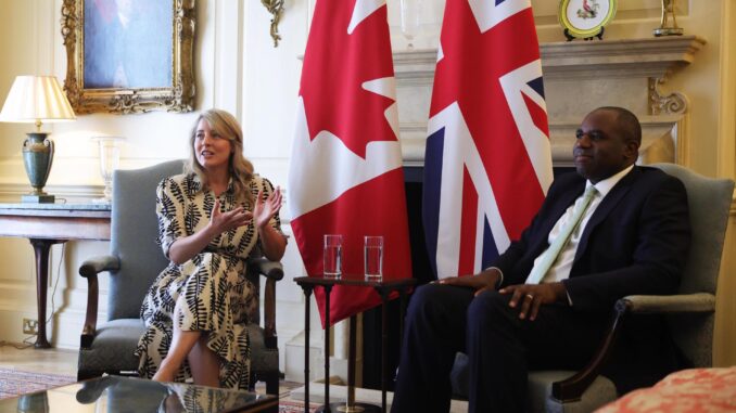 El ministro británico de Asuntos Exteriores, David Lammy (D), y su homóloga de Canadá, Melanie Joly (I), durante una reunión bilateral en Carlton House Terrace en Londres, el 8 julio de 2024. (Reino Unido, Londres) EFE/EPA/NEIL HALL / POOL
