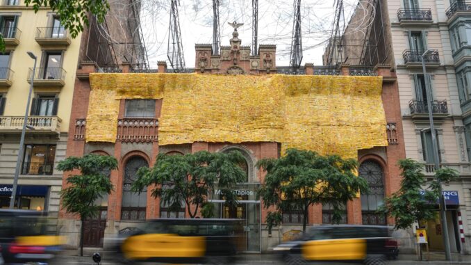 Aspecto este lunes de la fachada de la Fundació Tàpies , que pasa a denominarse a partir de ahora, Museu Tàpies y donde mañana se inaugurará el proyecto del artista ghanés Attukwei Clottey "Más allá de la piel', con el que se ha revestido la fachada del edificio, diseñado por Lluís Domènech i Montaner, con una segunda piel, compuesta de teselas realizadas con material de desecho.EFE/ Enric Fontcuberta
