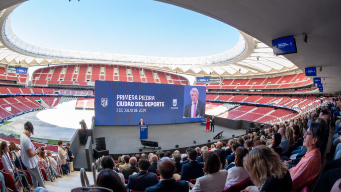 El presidente del Atlético de Madrid, Enrique Cerezo, durante el acto de colocación de la primera piedra de la Ciudad del Deporte, este martes en el estadio Cívitas Metropolitano. EFE/ Fernando Villar

