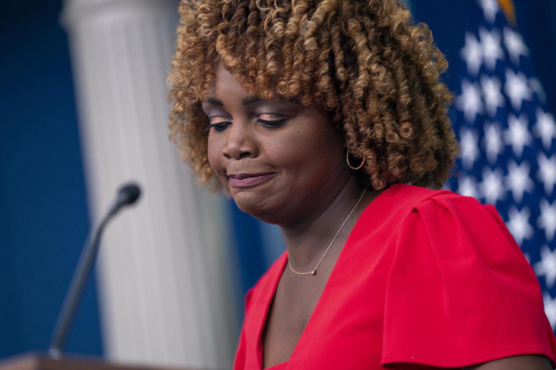 La secretaria de Prensa de la Casa Blanca, Karine Jean-Pierre, responde a una pregunta de los medios de comunicación durante la rueda de prensa diaria en la Casa Blanca en Washington, DC, EE.UU. EFE/Shawn Thew
