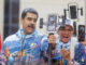 El presidente de Venezuela Nicolás Maduro (c) y su esposa Cilia Flores saludan a sus seguidores este jueves, en Caracas (Venezuela). EFE/ Miguel Gutiérrez