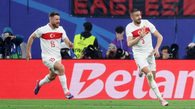 El central turco Merih Demiral celebra 0-2 durante el partido de octavos de final que han jugado Austria y Turquía en Leipzig, Alemania. EFE/EPA/CHRISTOPHER NEUNDORF
