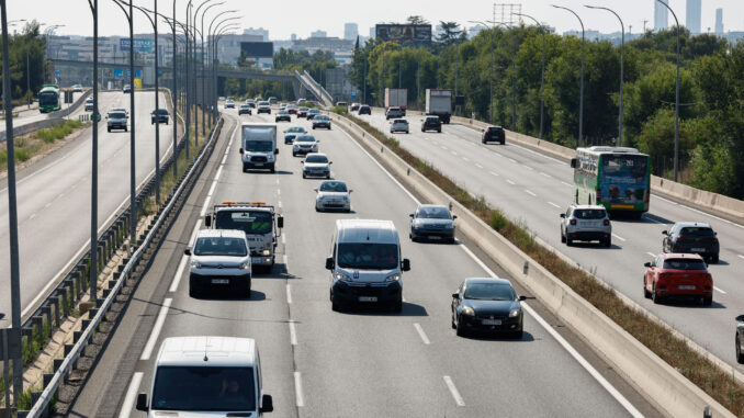 Tráfico en la A-2 a la salida de Madrid al inicio del puente de Santiago.EFE/ J.P. Gandul
