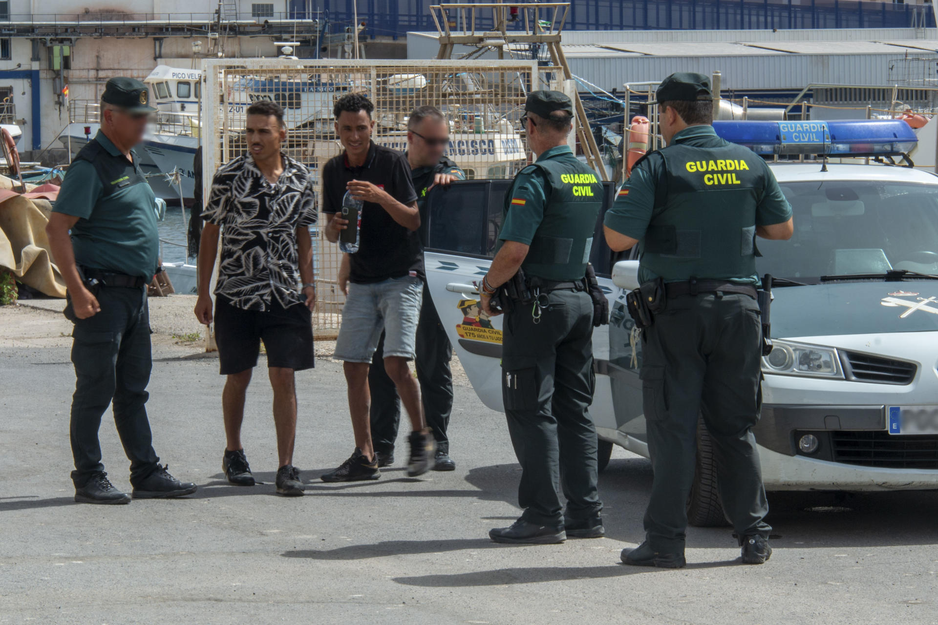 Un grupo de catorce personas inmigrantes de origen magrebí, entre las que podría haber al menos dos menores, ha llegado este sábado a una playa de Gualchos-Castell de Ferro, en la costa de Granada, a bordo de una planeadora de alta potencia. La embarcación llegó a una cala situada junto la playa de La Rijana, donde los migrantes se lanzaron al agua, a unos diez metros de la orilla, y la embarcación volvió mar adentro a gran velocidad. La Guardia Civil detuvo a catorce personas y las trasladó al puerto de Motril, donde Cruz Roja les ha dispensado atención médica. Según han indicado a EFE fuentes de la organización humanitaria, todos se encuentran en buenas condiciones de salud.. EFE / Alba Feixas
