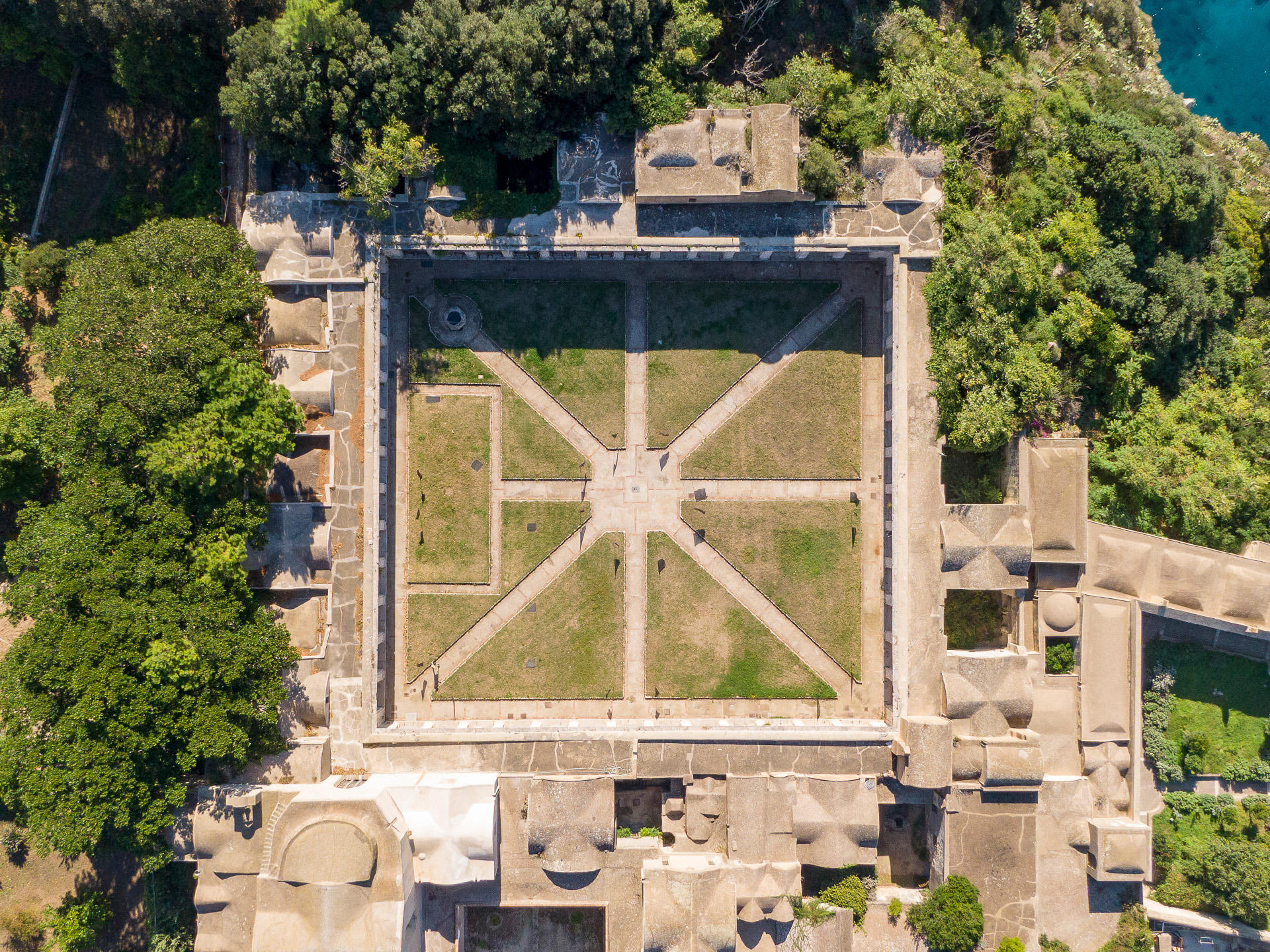 Vista aérea del Antiguo monasterio de la Certosa de San Giacomo, en la isla de Capri, donde se sitúa su nuevo museo arqueológico. La isla italiana de Capri, en la bahía de Nápoles en el sur de Italia, inauguró este viernes su nuevo museo arqueológico en el antiguo monasterio de la Certosa de San Giacomo con una exposición sobre la historia de los emperadores romanos. EFE/ Ministerio De Cultura De Italia/SÓLO USO EDITORIAL/SÓLO DISPONIBLE PARA ILUSTRAR LA NOTICIA QUE ACOMPAÑA (CRÉDITO OBLIGATORIO)
