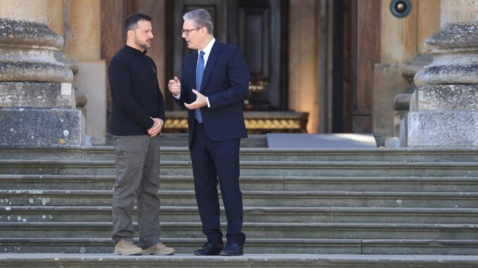 El primer ministro británico, Keir Starmer (dch), saluda al presidente ucraniano, Volodymyr Zelensky (i), a su llegada a la reunión de la Comunidad Política Europea (CPE) en el Palacio de Blenheim, en Woodstock, Oxfordshire, Gran Bretaña, el 18 de julio de 2024. EFE/EPA/CHRIS RATCLIFFE/PISCINA
