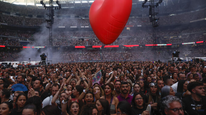 Asistentes al concierto del cantante Manuel Carrasco en el estadio Santiago Bernabéu, en Madrid. EFE/Juanjo Martín
