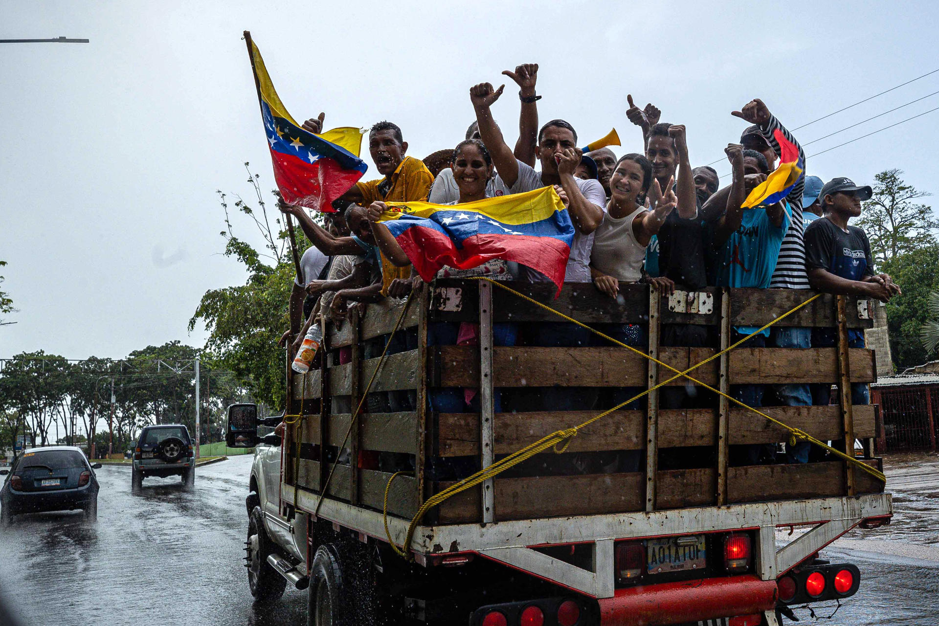 Simpatizantes participan en una caravana de la líder antichavista María Corina Machado para promover el voto hacia el candidato presidencial de la principal alianza opositora de Venezuela, Edmundo González Urrutia, de cara a las elecciones presidenciales. EFE/ Henry Chirinos
