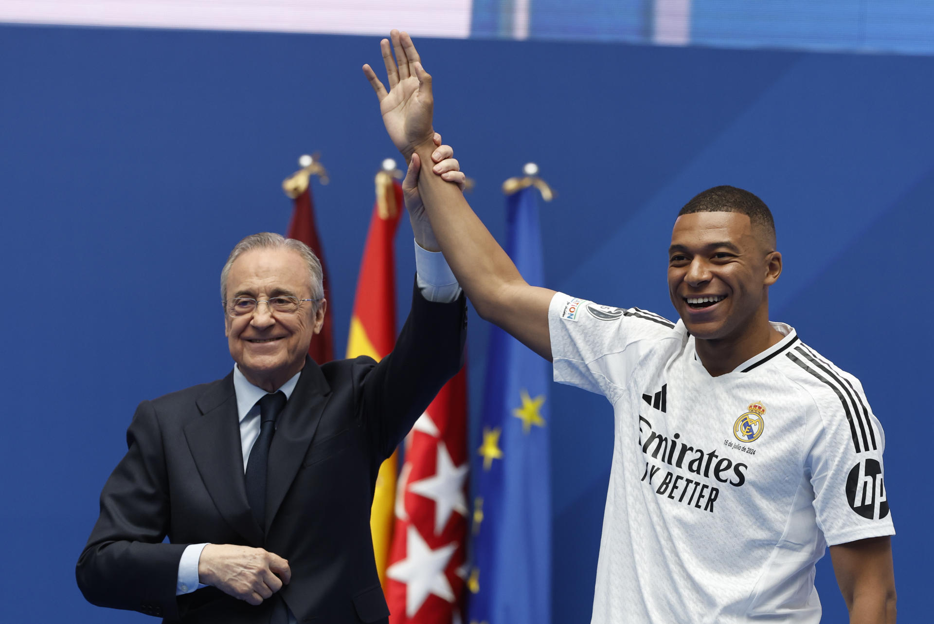 El presidente del Real Madrid, Florentino Pérez (i) durante la presentación del francés Kylian Mbappé (d) como nuevo jugador del club. EFE/Chema Moya
