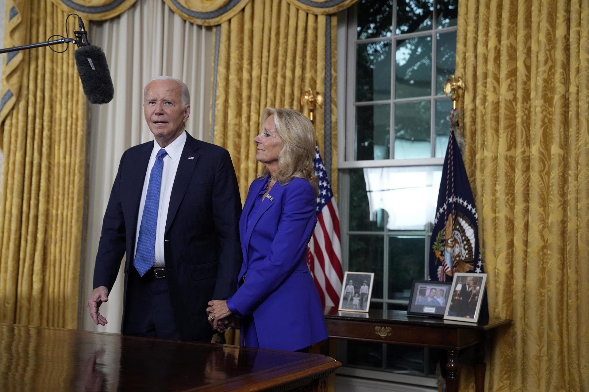 El presidente estadounidense, Joe Biden, agradece el equipo de cámaras junto a su esposa, la primera dama Jill Biden, luego de su discurso a la nación este 24 de julio de 2024, desde la oficina Oval de la Casa Blanca en Washington (EE.UU.). EFE/EPA/ Evan Vucci / POOL
