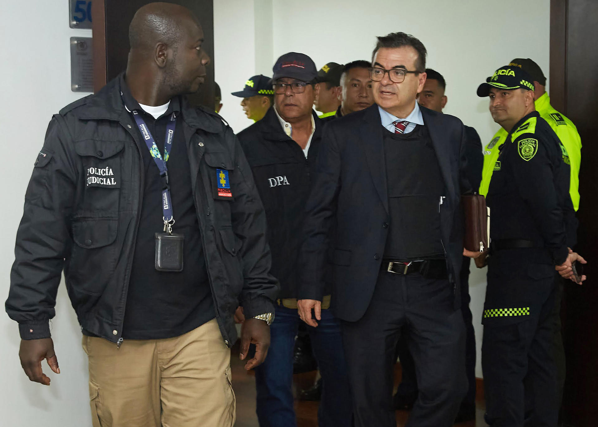 Fotografía cedida por la Fiscalía de Colombia que muestra al exdirector de la Unidad Nacional para la Gestión del Riesgo de Desastres (UNGRD) Olmedo López (d) durante su llegada a los juzgados de Paloquemao, este jueves en Bogotá (Colombia). EFE/ Fiscalía De Colombia
