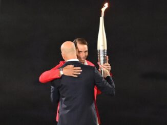 Nadal recibe la antorcha olímpica de Zidane EFE/EPA/Joel Marklund
