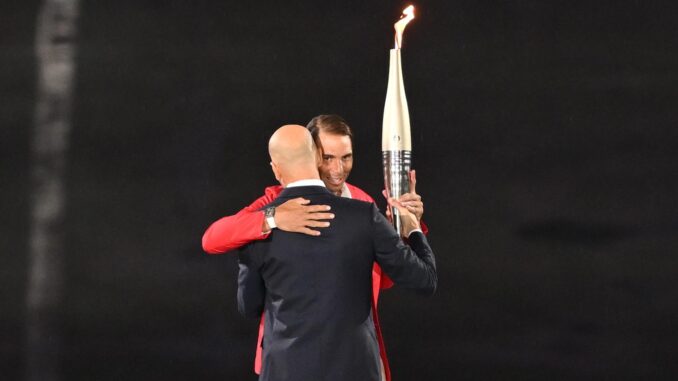 Nadal recibe la antorcha olímpica de Zidane EFE/EPA/Joel Marklund
