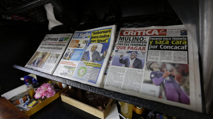 Fotografía de varios periódicos con la imagen del presidente de Panamá José Raúl Mulino este martes, en Ciudad de Panamá (Panamá). EFE/ Carlos Lemos
