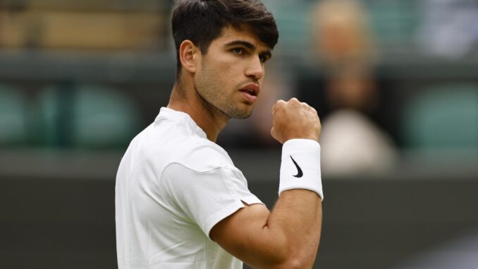 El español Carlos Alcaraz celebra un punto durante su partido de segunda ronda frene al australiano Aleksandar Vukic en el torneo de Wimbledon, en una foto de archivo. EFE/TOLGA AKMEN - SOLO USO EDITORIAL -
