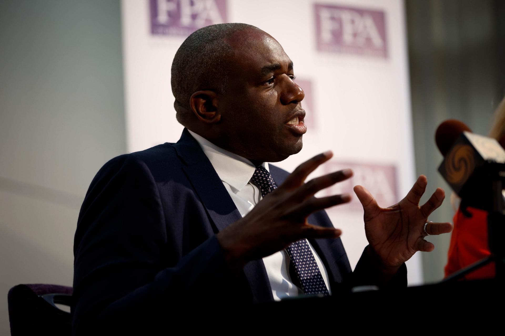 El Secretario de Asuntos Exteriores en la sombra de Gran Bretaña, David Lammy, se dirige a una conferencia de prensa en el centro de Londres, Gran Bretaña, el 01 de julio de 2024. Gran Bretaña celebrará elecciones generales el 4 de julio. (Reino Unido, Londres) EFE/EPA/DAVID CLIFF
