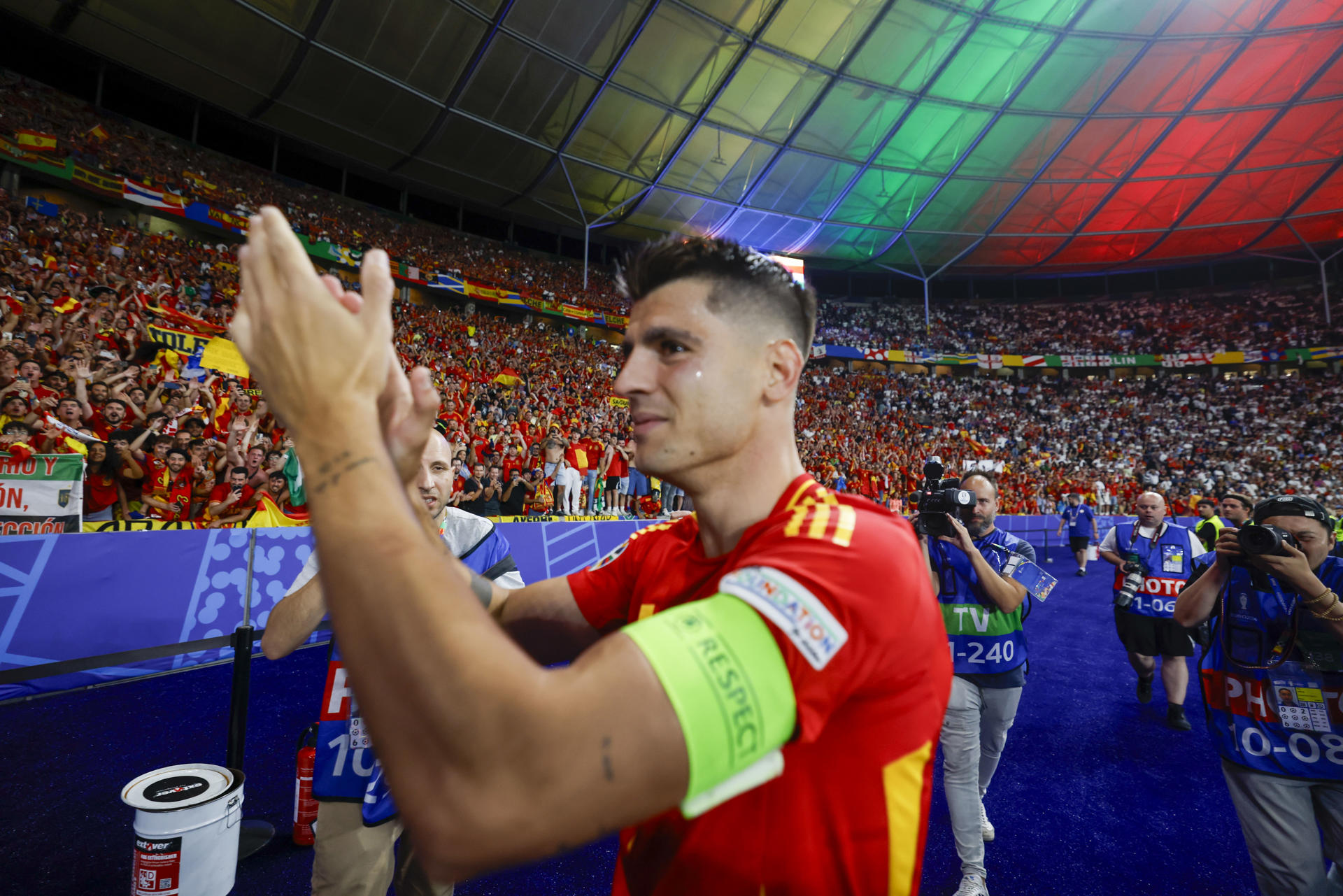 El jugador de la selección española, Álvaro Morata, celebra su victoria en la final de la Eurocopa tras derrotar por 2-1 a Inglaterra en el encuentro que disputado en el estadio Olímpico de Berlín. EFE /Alberto Estévez.
