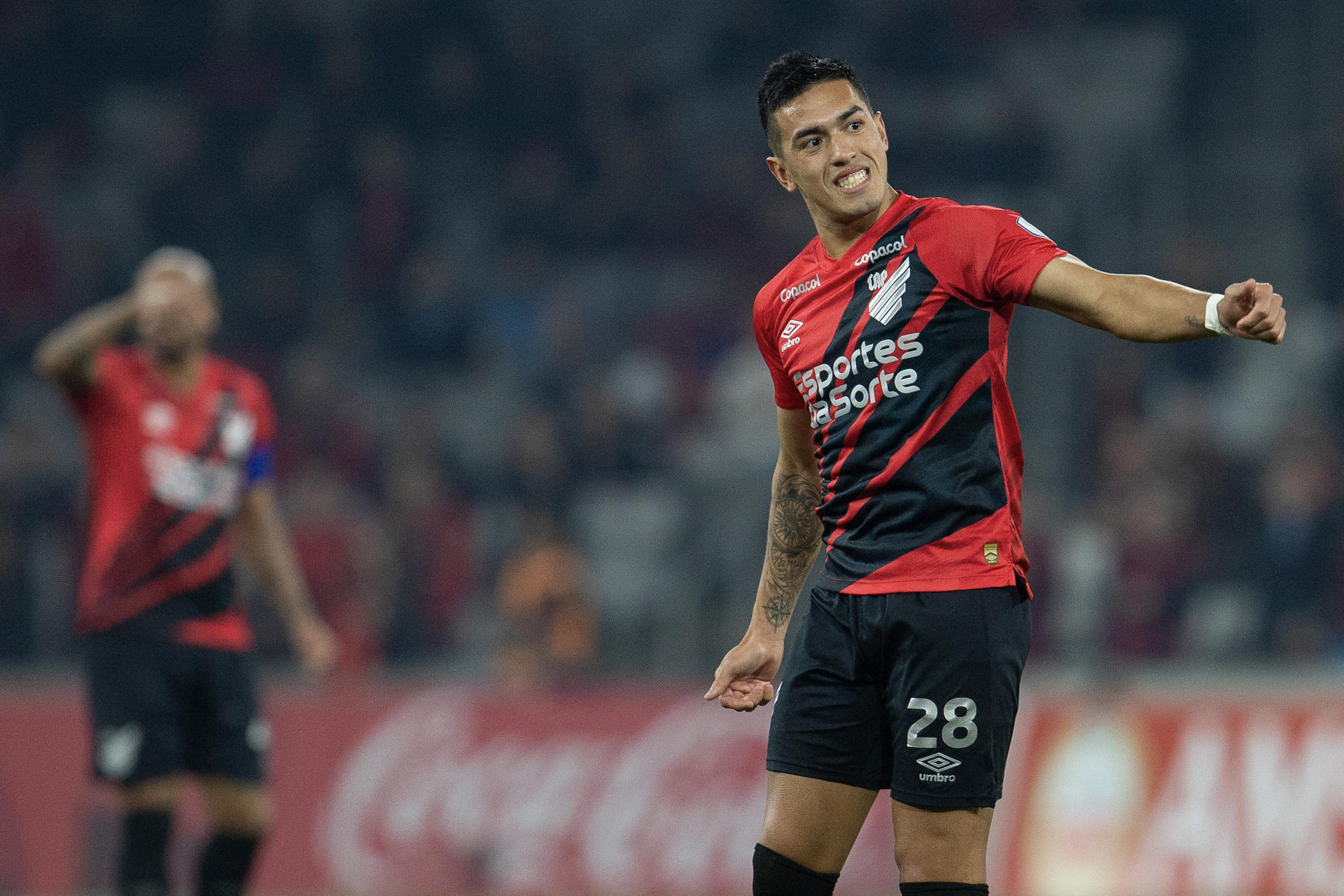 Tomás Cuello (i) de Paranense celebra un gol en un partido por la clasificación a los octavos de final de la Copa Sudamericana. EFE/ Hedeson Alves
