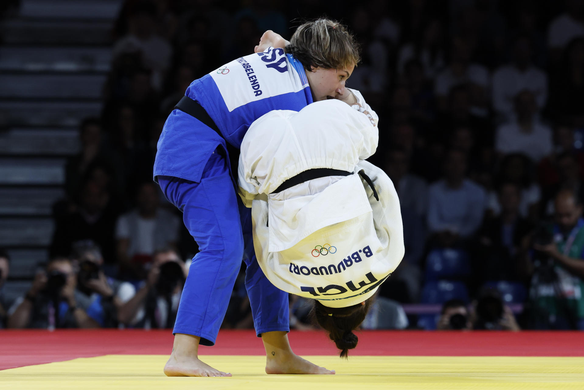 La judoca de Mongolia Baasankhuu (blanco) compite ante la española Laura Martínez Abelenda durante la semifinal de Judo 48 kg Femenino de los Juegos Olímpicos de París 2024 este sábado, en la capital francesa. EFE/ Chema Moya
