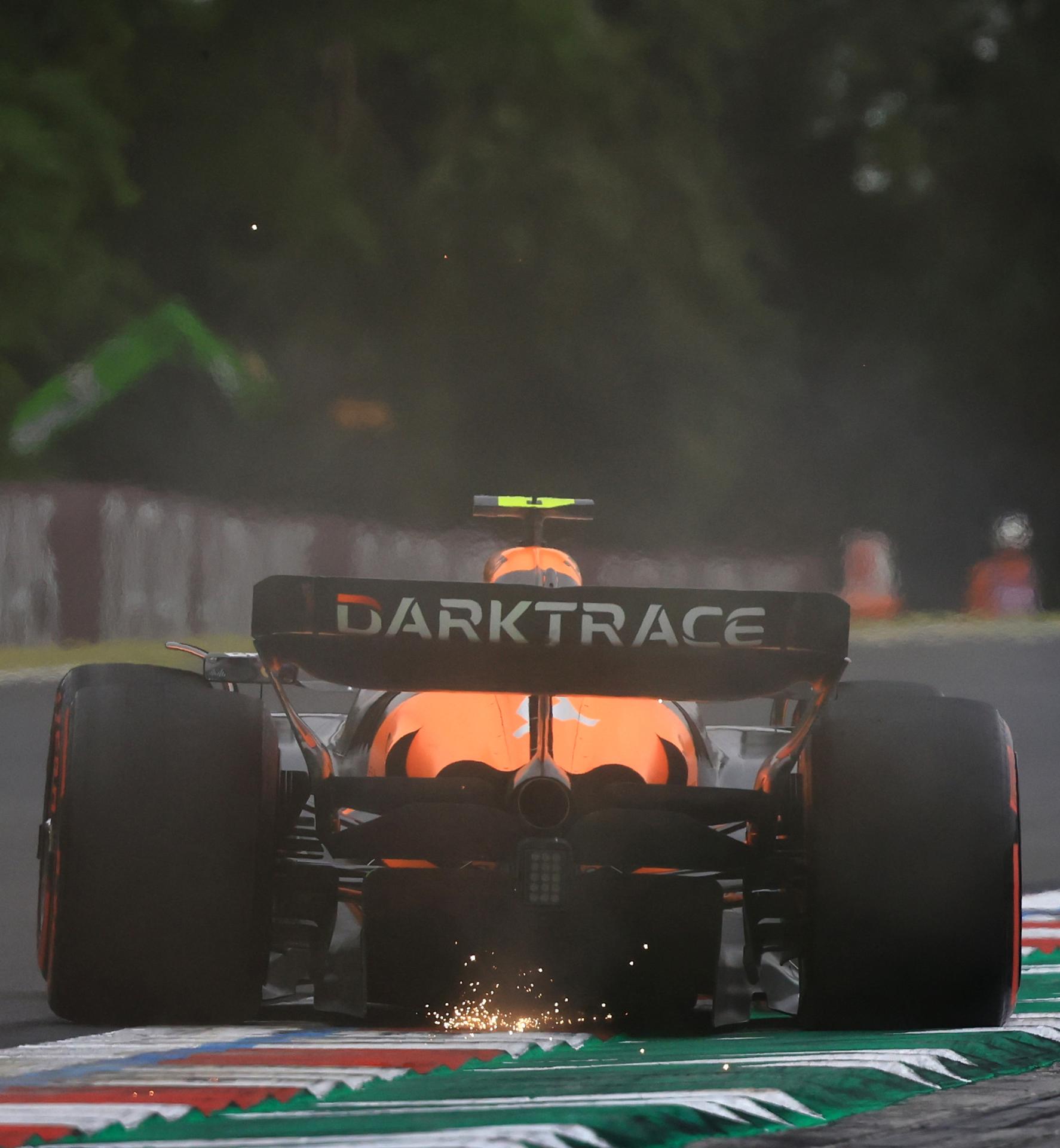 El piloto de McLaren Lando Norris en acción durante la tercera sesión de entrenamientos libres para el Gran Premio de Hungría de Fórmula Uno en el circuito de Hungaroring, en Mogyorod, cerca de Budapest. EFE/EPA/MARTÍN DIVISEK
