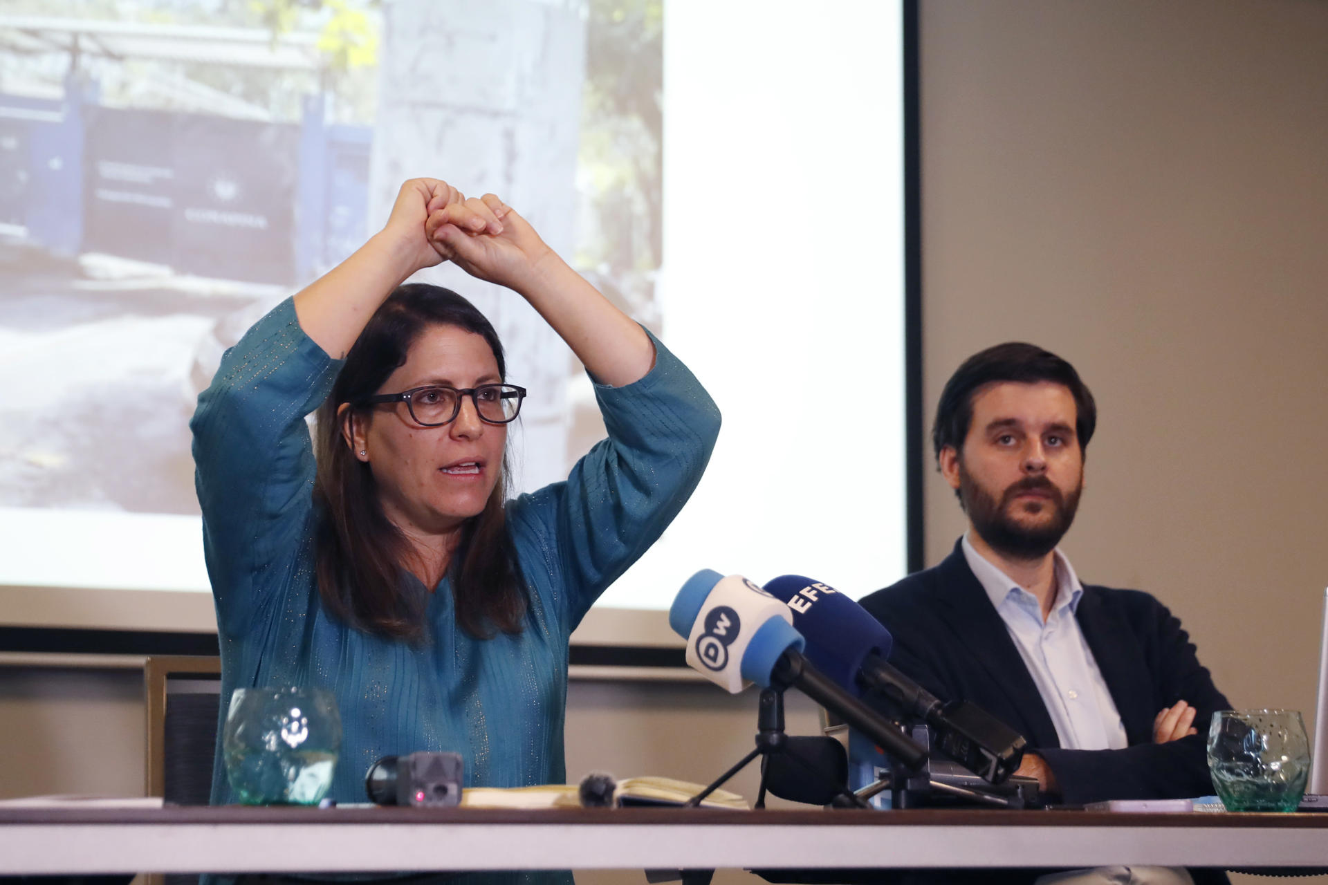 La directora para las Américas de Human Rights Watch, Juanita Goebertus (i), y el subdirector, Juan Pappier, hablan durante la presentación de un informe este martes en San Salvador (El Salvador). EFE/Rodrigo Sura
