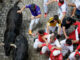 Los mozos son perseguidos por toros de la ganadería de Jandilla, de Mérida (Badajoz), durante el sexto encierro de los Sanfermines 2024, este viernes en Pamplona. EFE/Ainhoa Tejerina