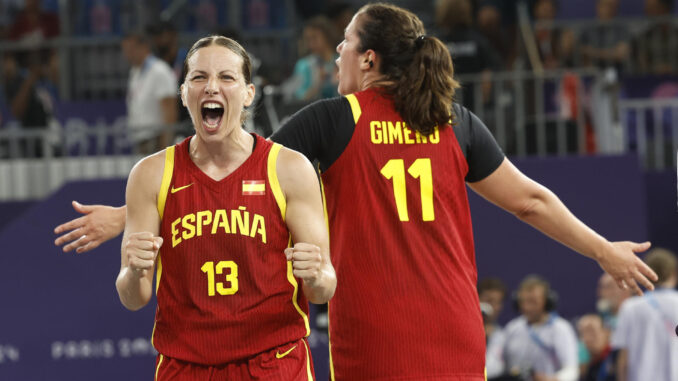 La jugadoras de España Sandra Ygueravide (i) y Vega Gimeno celebran la victoria ante Francia en el partido de fase de grupos de Baloncesto 3x3 Femenino de los Juegos Olímpicos de París 2024, entre Francia y España, este miércoles, en la sede La Concorde de la capital francesa. EFE/ Miguel Toña
