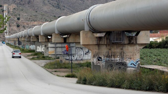 Fotografía de archivo de las tuberías que transportan el agua del trasvase Tajo-Segura. EFE/Morell
