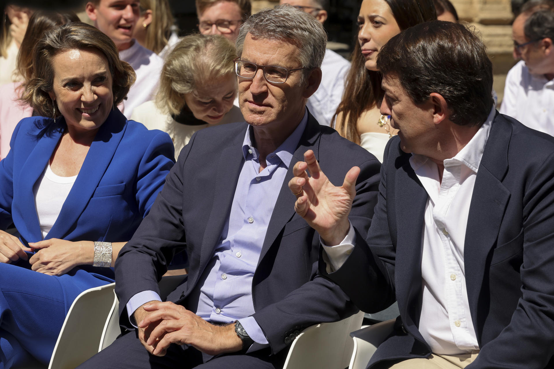 El presidente del PP, Alberto Núñez Feijóo (c), la secretaria general, Cuca Gamarra y el presidente de Castilla y León, Alfonso Fernández Mañueco, en el acto de clausura de " Por una EBAU común" que se celebra en Salamanca. EFE/J.M.GARCÍA
