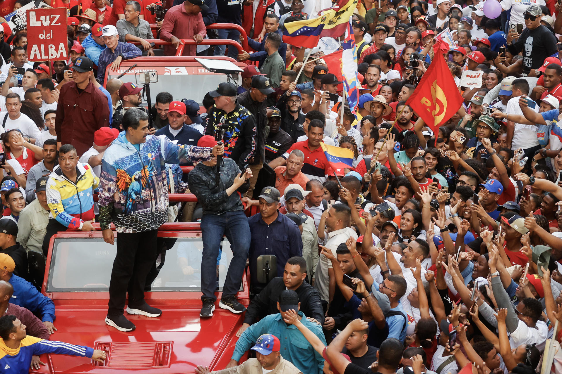 El presidente de Venezuela Nicolás Maduro (c) saluda a sus seguidores este jueves, en Caracas (Venezuela). EFE/ Miguel Gutiérrez
