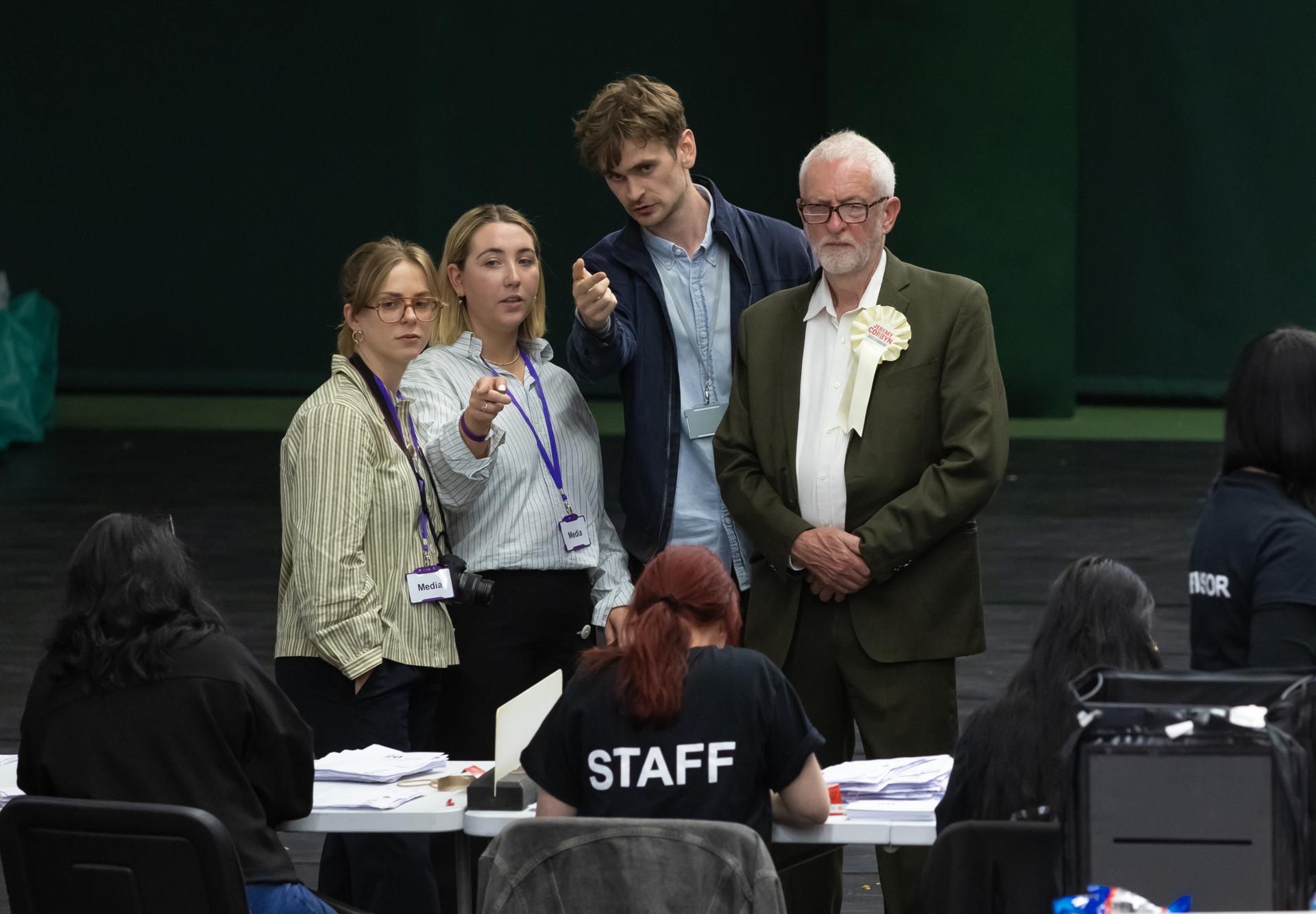 El exlíder del Partido Laborista Británico Jeremy Corbyn (d) observa el recuento electoral en Islington, Londres, Reino Unido, el 5 de julio de 2024. EFE/EPA/Jon Rowley
