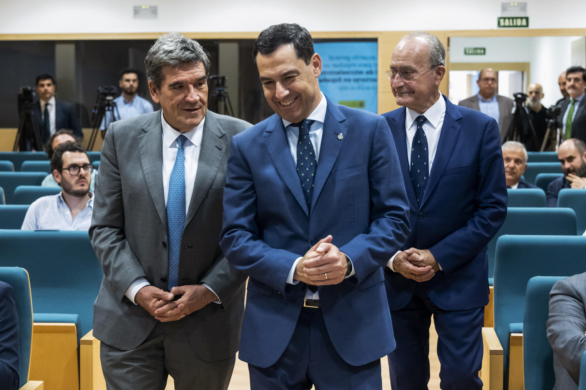 El ministro para la Transformación Digital y de la Función Pública, José Luis Escrivá (i), el presidente de la Junta de Andalucía, Juanma Moreno (c), y el alcalde de Málaga, Francisco de la Torre (d), participan en el acto de la firma del acuerdo de colaboración para la implantación del centro IMEC en Málaga Tech Park este martes, en la ciudad andaluza. EFE/ Daniel Pérez
