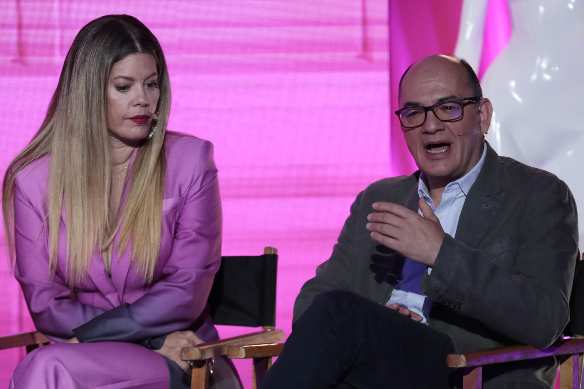 Los integrantes del elenco de la novela colombiana 'Betty la fea' Lorna Cepeda y Julián Arango participan en una rueda de prensa en Bogotá (Colombia). EFE/ Carlos Ortega
