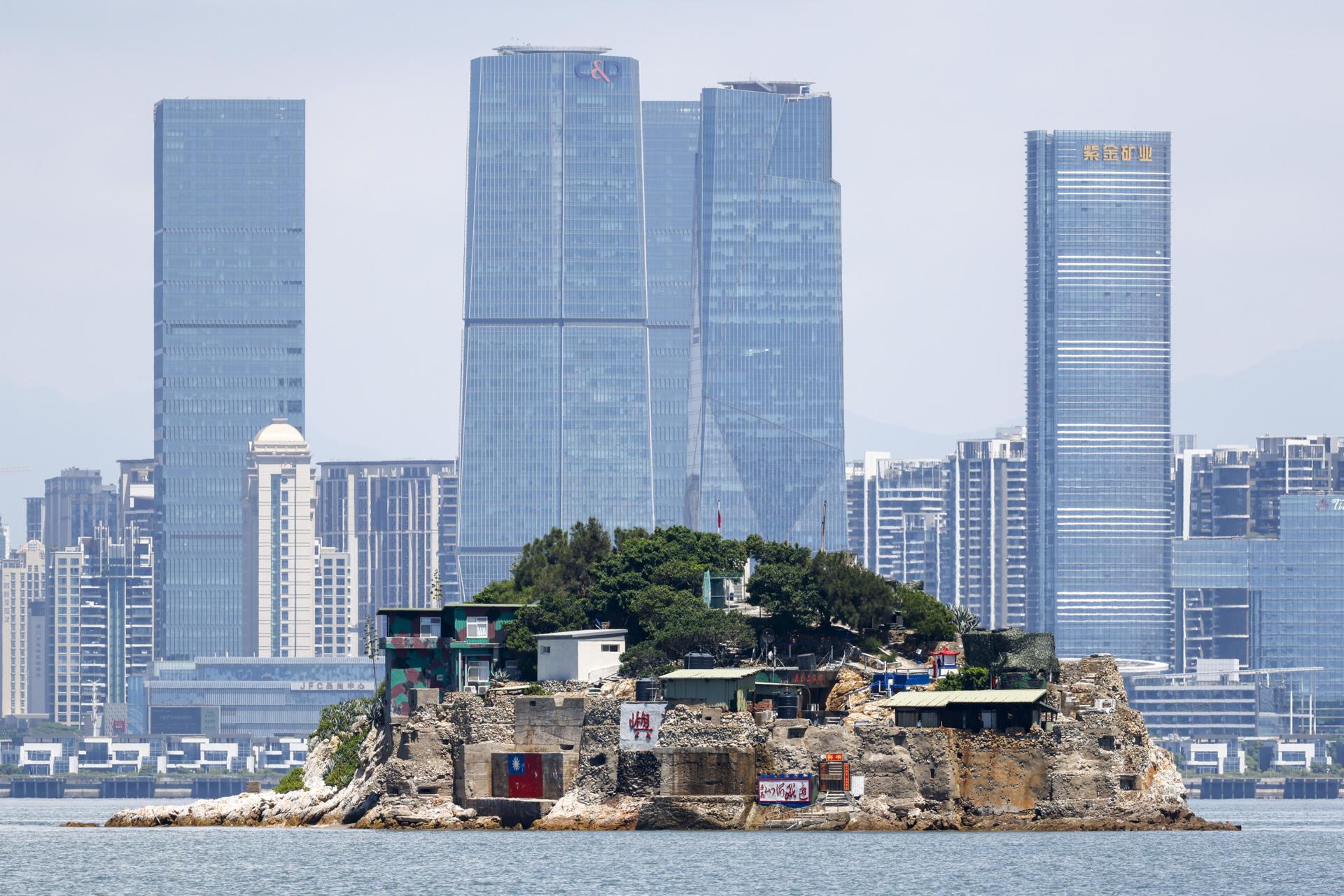 Vista de la ciudad de Xiamen en China al fondo del islote Shihyu (Shi Yu) en el condado de Kinmen, Taiwán, el 4 de julio de 2024. EFE/EPA/RITCHIE B. TONGO
