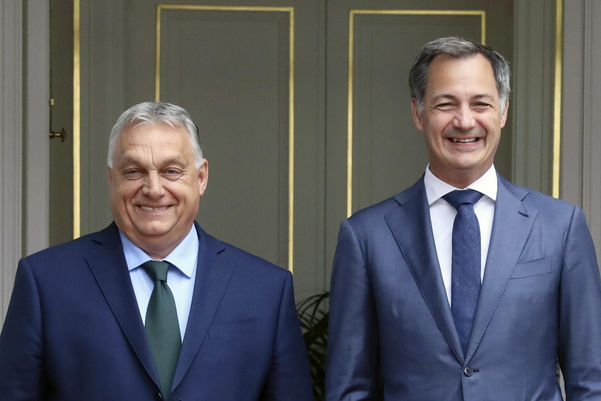 El primer ministro belga, Alexander de Croo (d), da la bienvenida al primer ministro húngaro, Viktor Orban (i), antes de su reunión en Bruselas, Bélgica, el 1 de julio de 2024. El primer ministro húngaro está de visita en Bruselas mientras Hungría asume a partir del 1 de julio la presidencia rotatoria de seis meses del Consejo de la Unión Europea (UE), de manos de Bélgica. (Bélgica, Hungría, Bruselas) EFE/EPA/NICOLÁS LANDEMARD
