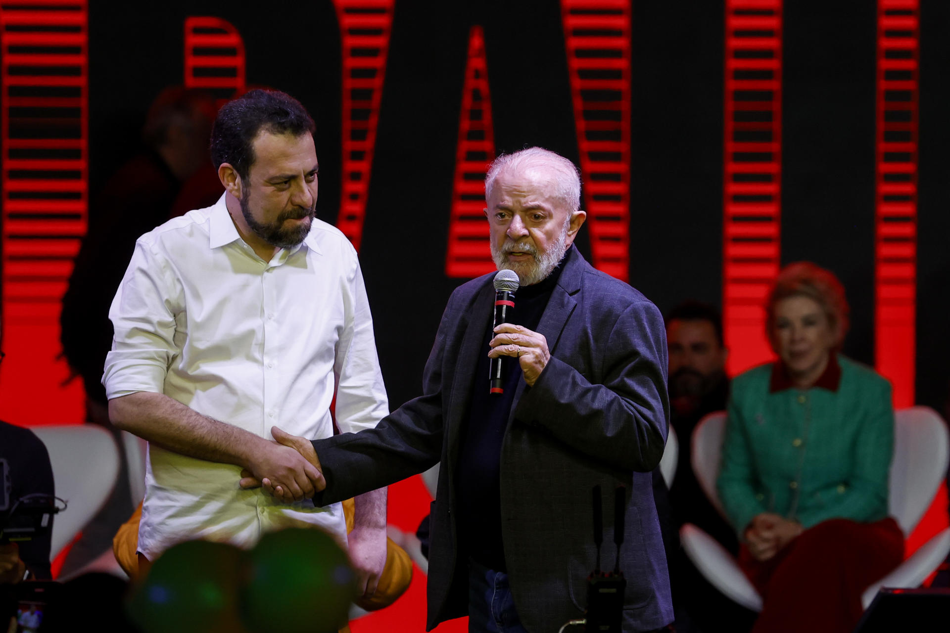 El presidente de Brasil, Luiz Inácio Lula da Silva, estrecha manos con su candidato a la Alcaldía de São Paulo, el diputado Guilherme Boulos (i), durante su presentación este 20 de julio de 2024, en Sao Paulo (Brasil). EFE/Sebastião Moreira
