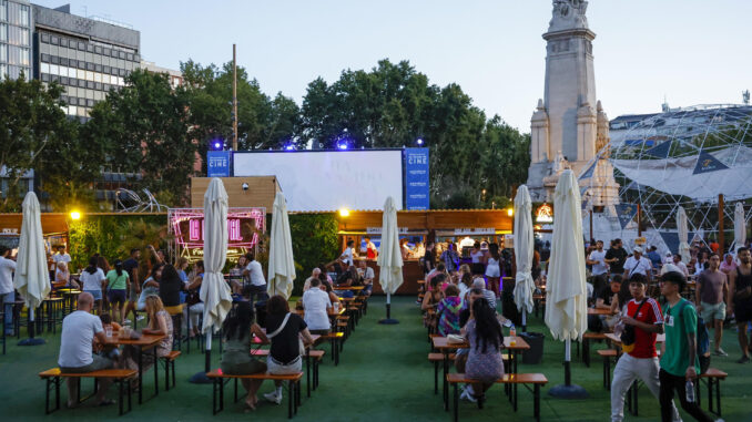 Imagen de archivo del área gastronómica del cine de verano de la plaza de España, en Madrid. EFE/Mariscal
