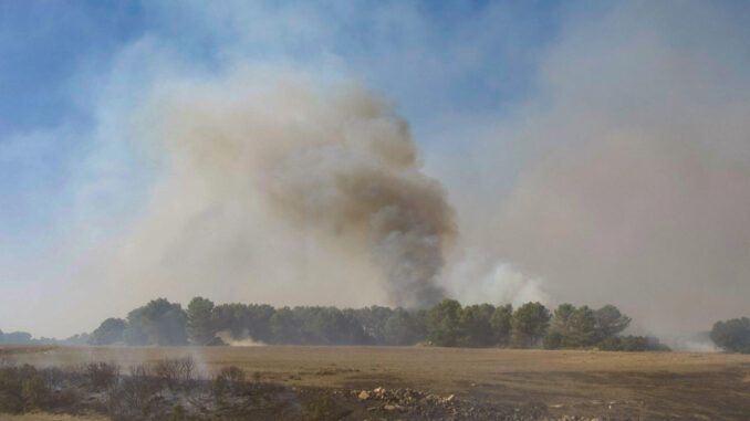 Medios combaten el incendio forestal en Valverdejo, en la provincia de Cuenca. EFE / Álvaro Del Olmo
